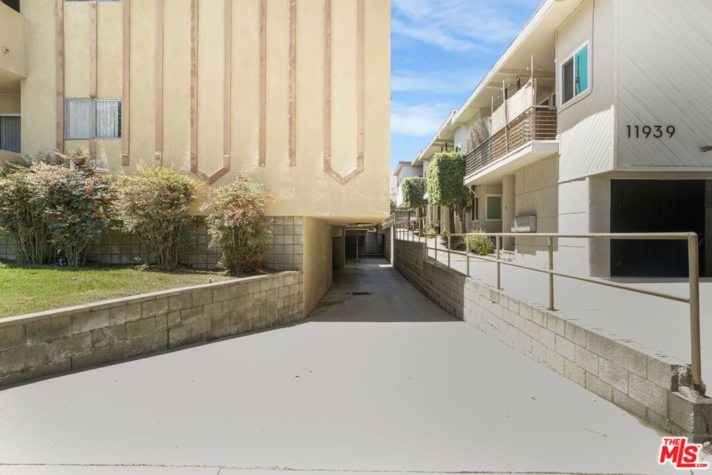 Image 3 of property listing at 11943 Kiowa Avenue, Los Angeles, CA 90049