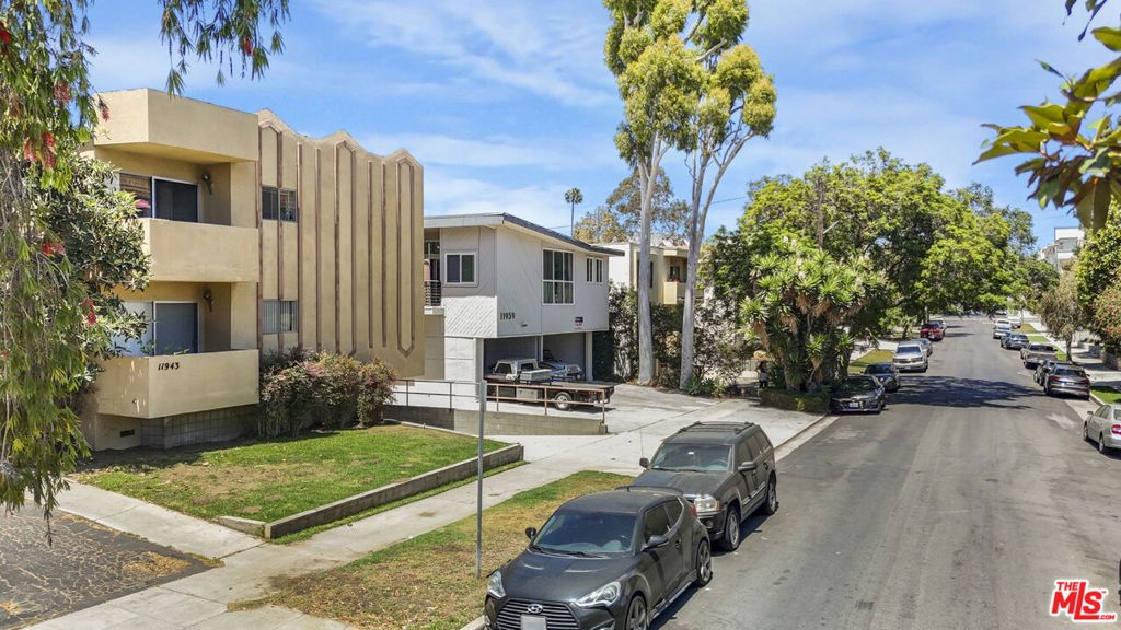 Image 4 of property listing at 11943 Kiowa Avenue, Los Angeles, CA 90049