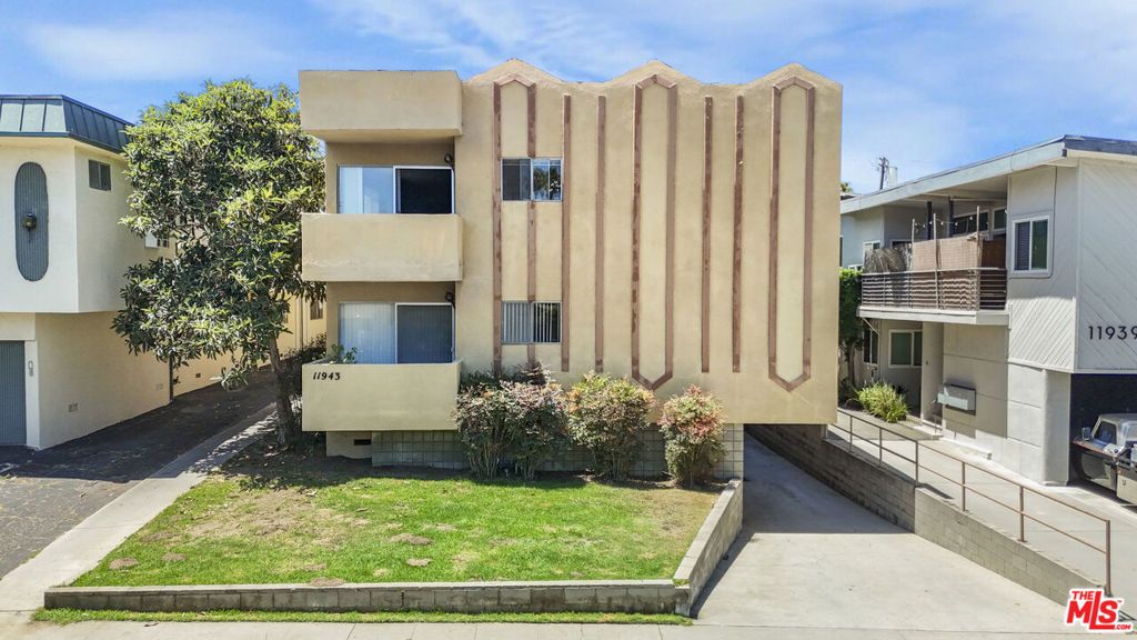 Image 5 of property listing at 11943 Kiowa Avenue, Los Angeles, CA 90049
