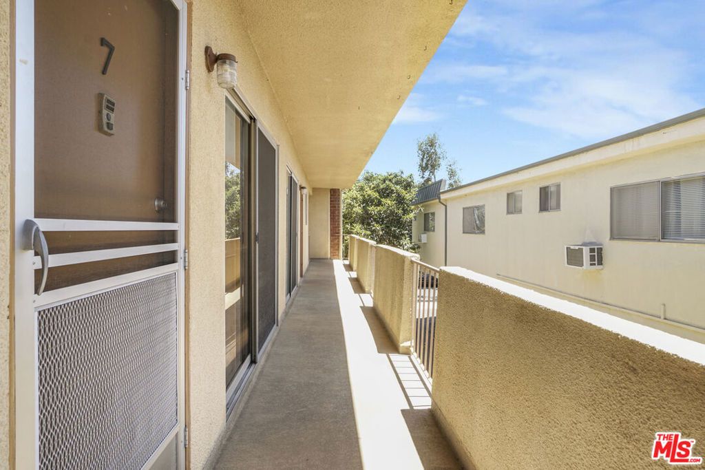 Image 6 of property listing at 11943 Kiowa Avenue, Los Angeles, CA 90049