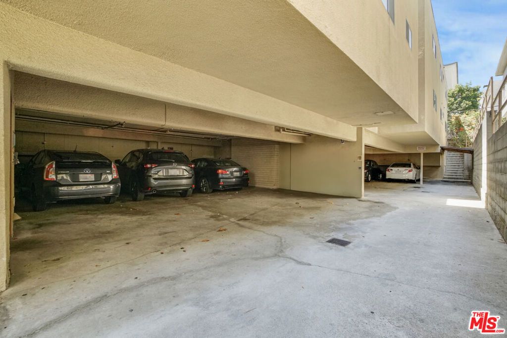 Image 7 of property listing at 11943 Kiowa Avenue, Los Angeles, CA 90049