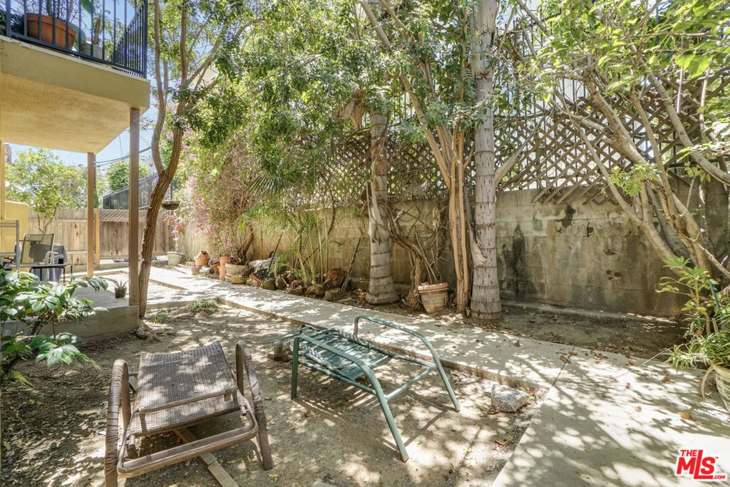 Image 8 of property listing at 11943 Kiowa Avenue, Los Angeles, CA 90049