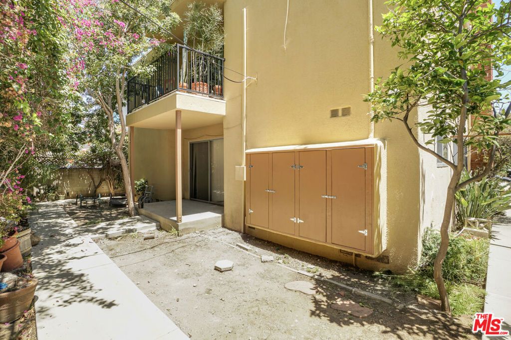 Image 9 of property listing at 11943 Kiowa Avenue, Los Angeles, CA 90049