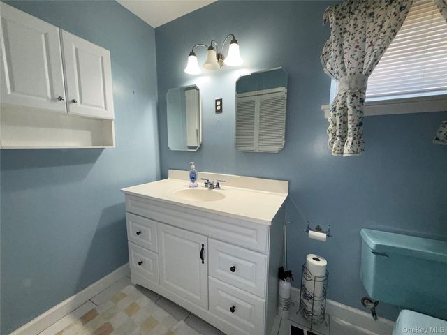 15 Sherry Lane, Hauppauge, NY 11788