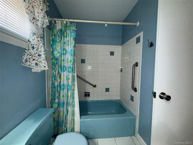 15 Sherry Lane, Hauppauge, NY 11788