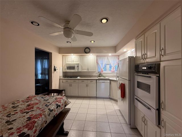 15 Sherry Lane, Hauppauge, NY 11788