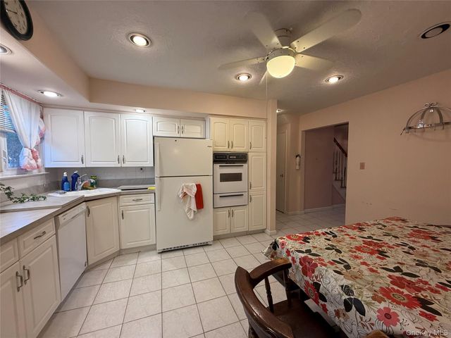 15 Sherry Lane, Hauppauge, NY 11788