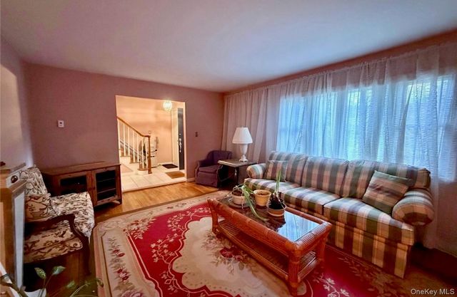 15 Sherry Lane, Hauppauge, NY 11788