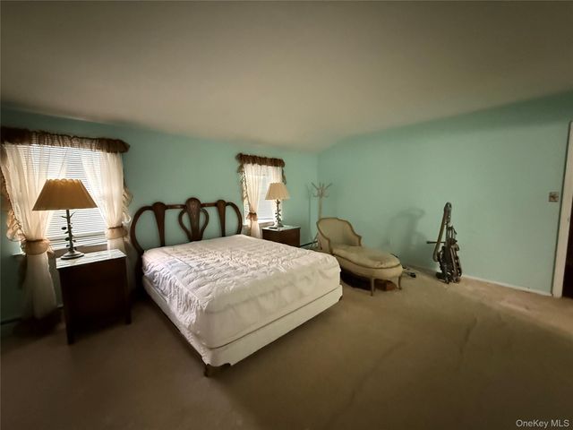 15 Sherry Lane, Hauppauge, NY 11788