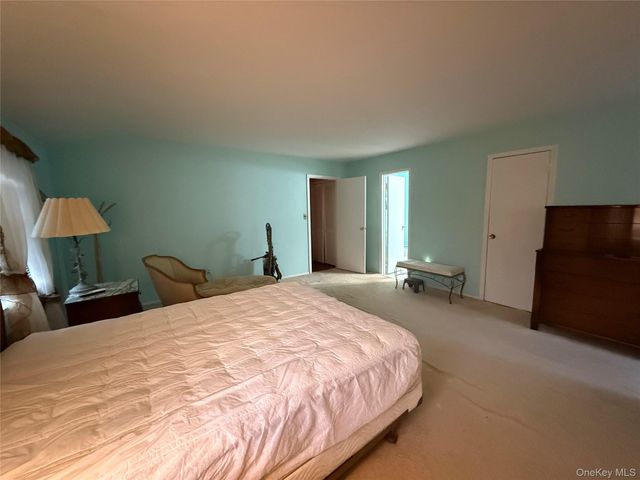 15 Sherry Lane, Hauppauge, NY 11788