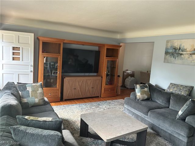 7270 Glenn Oval Drive, Parma, OH 44130