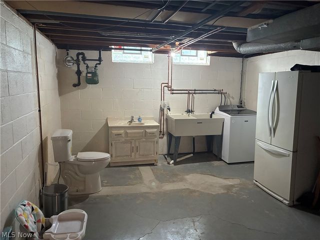 7270 Glenn Oval Drive, Parma, OH 44130
