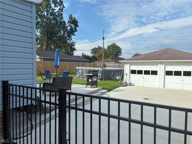 7270 Glenn Oval Drive, Parma, OH 44130