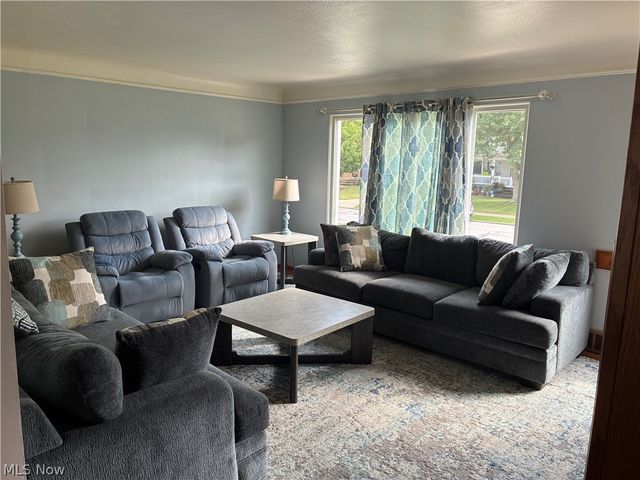 7270 Glenn Oval Drive, Parma, OH 44130