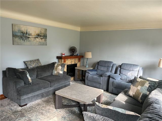 7270 Glenn Oval Drive, Parma, OH 44130