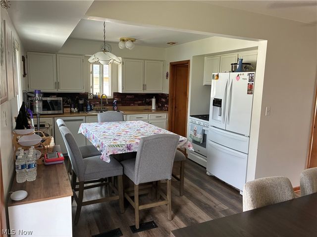 7270 Glenn Oval Drive, Parma, OH 44130