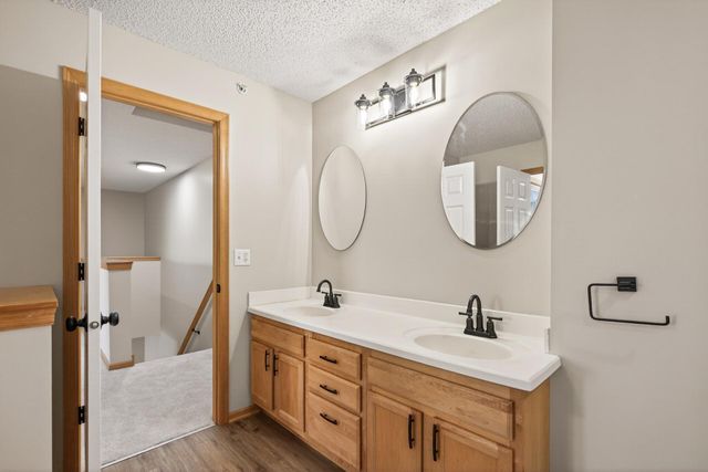 879 Braunworth Court, Chaska, MN 55318