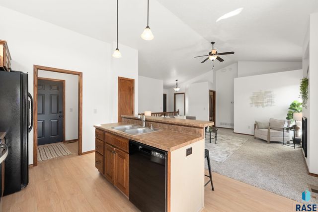 5812 W Oakcrest Dr Drive, Sioux Falls, SD 57107