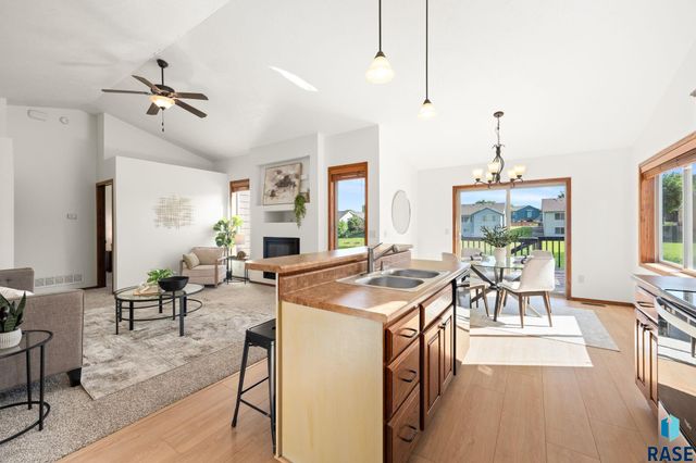 5812 W Oakcrest Dr Drive, Sioux Falls, SD 57107