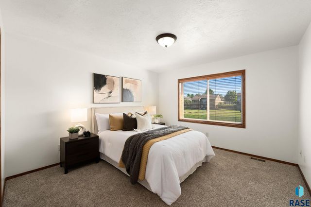 5812 W Oakcrest Dr Drive, Sioux Falls, SD 57107