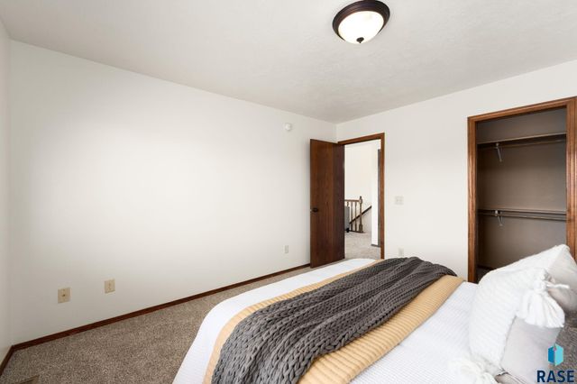 5812 W Oakcrest Dr Drive, Sioux Falls, SD 57107