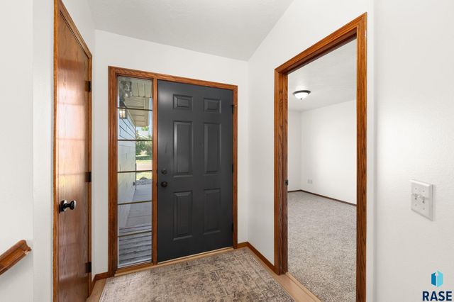 5812 W Oakcrest Dr Drive, Sioux Falls, SD 57107