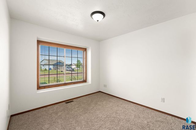 5812 W Oakcrest Dr Drive, Sioux Falls, SD 57107