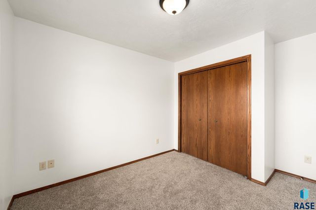 5812 W Oakcrest Dr Drive, Sioux Falls, SD 57107