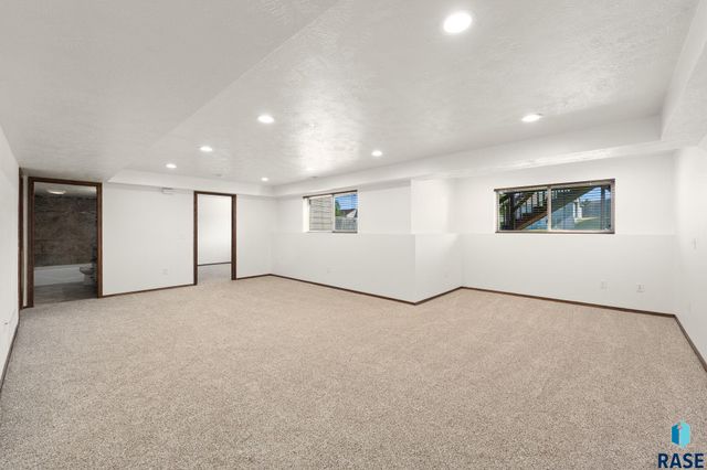 5812 W Oakcrest Dr Drive, Sioux Falls, SD 57107