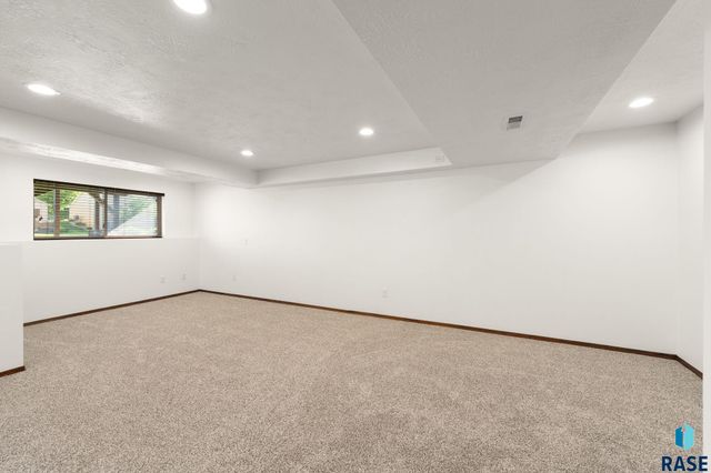 5812 W Oakcrest Dr Drive, Sioux Falls, SD 57107