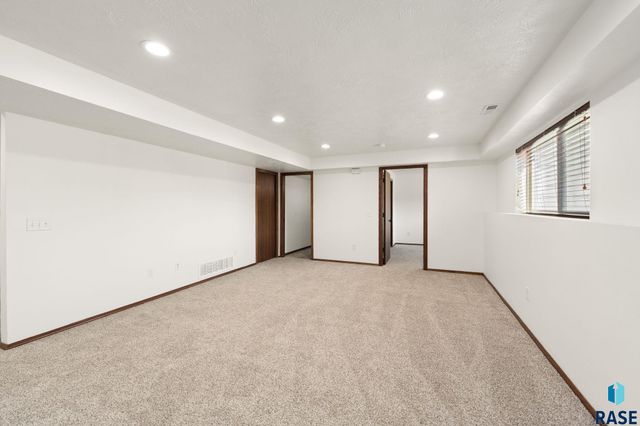 5812 W Oakcrest Dr Drive, Sioux Falls, SD 57107