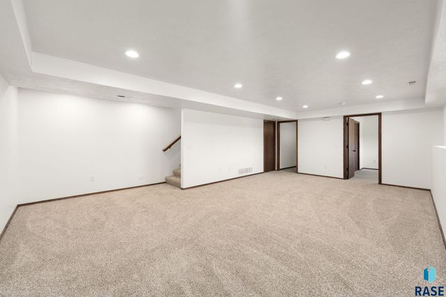 5812 W Oakcrest Dr Drive, Sioux Falls, SD 57107