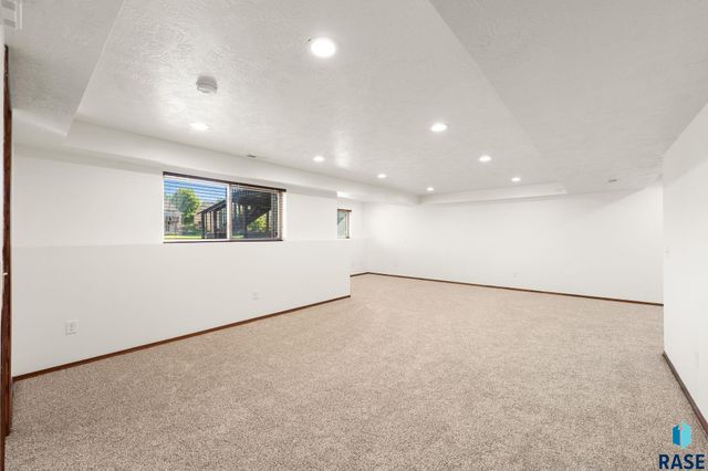 5812 W Oakcrest Dr Drive, Sioux Falls, SD 57107