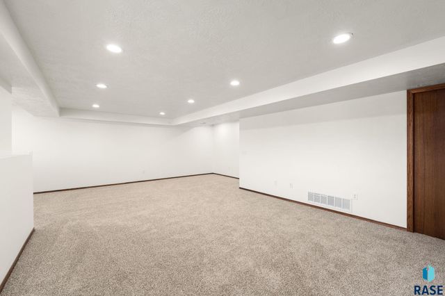 5812 W Oakcrest Dr Drive, Sioux Falls, SD 57107