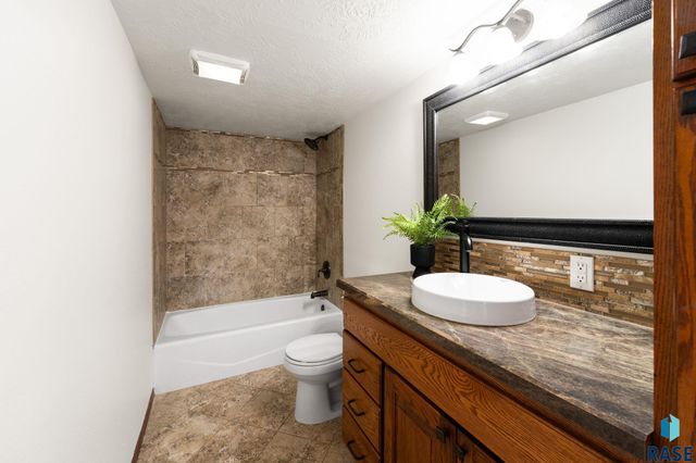 5812 W Oakcrest Dr Drive, Sioux Falls, SD 57107