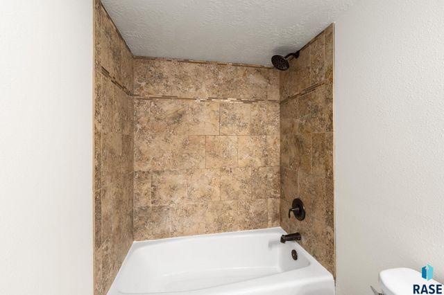 5812 W Oakcrest Dr Drive, Sioux Falls, SD 57107