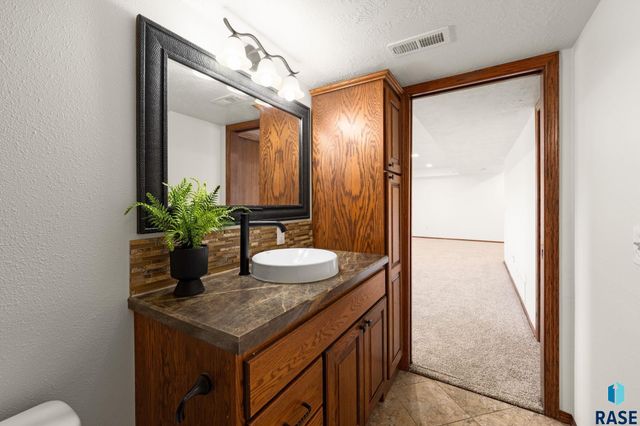 5812 W Oakcrest Dr Drive, Sioux Falls, SD 57107