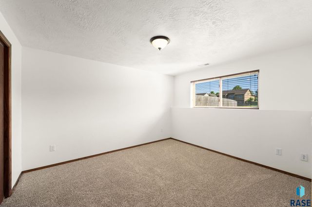 5812 W Oakcrest Dr Drive, Sioux Falls, SD 57107