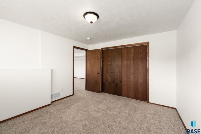 5812 W Oakcrest Dr Drive, Sioux Falls, SD 57107