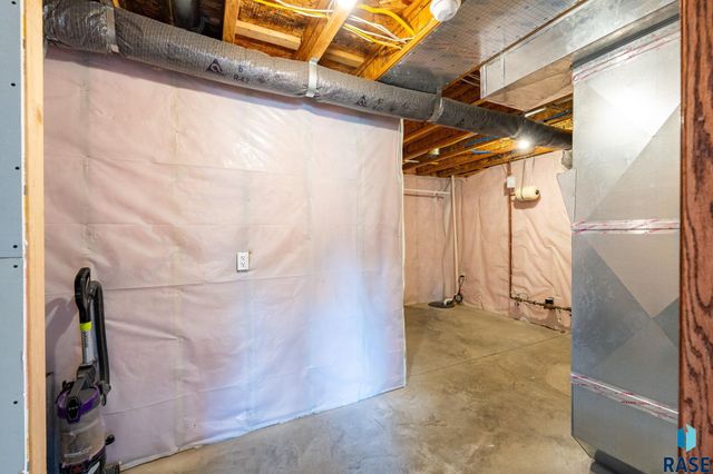 5812 W Oakcrest Dr Drive, Sioux Falls, SD 57107