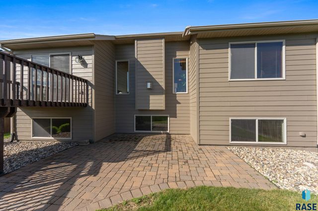 5812 W Oakcrest Dr Drive, Sioux Falls, SD 57107