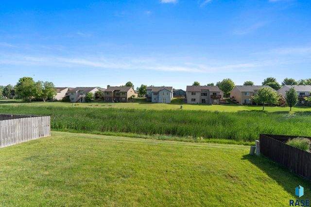 5812 W Oakcrest Dr Drive, Sioux Falls, SD 57107