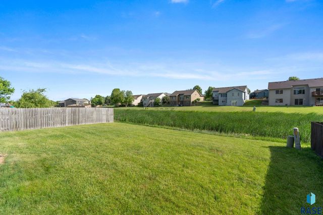 5812 W Oakcrest Dr Drive, Sioux Falls, SD 57107