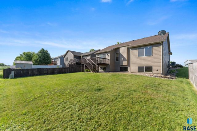 5812 W Oakcrest Dr Drive, Sioux Falls, SD 57107