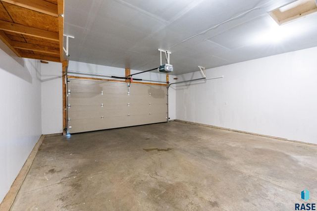 5812 W Oakcrest Dr Drive, Sioux Falls, SD 57107