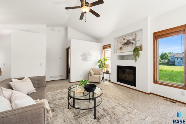 5812 W Oakcrest Dr Drive, Sioux Falls, SD 57107