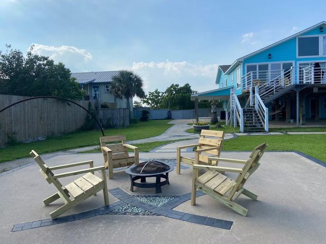 2302 Ave Avenue N, Dickinson, TX 77539