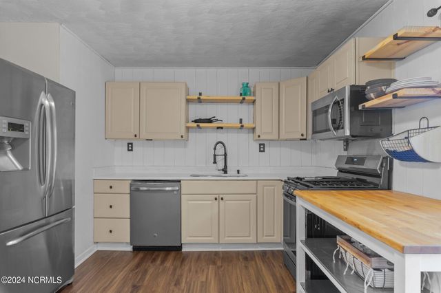 620 E New England Avenue, Pinebluff, NC 28373