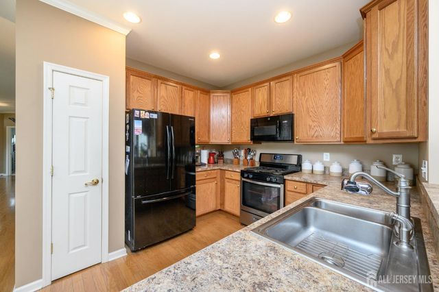 30 Wieczorkowski Avenue, Parlin, NJ 08859