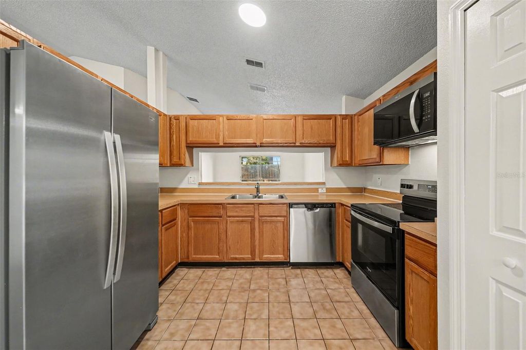 Image 7 of property listing at 4308 IVEYGLEN AVENUE, Orlando, FL 32826